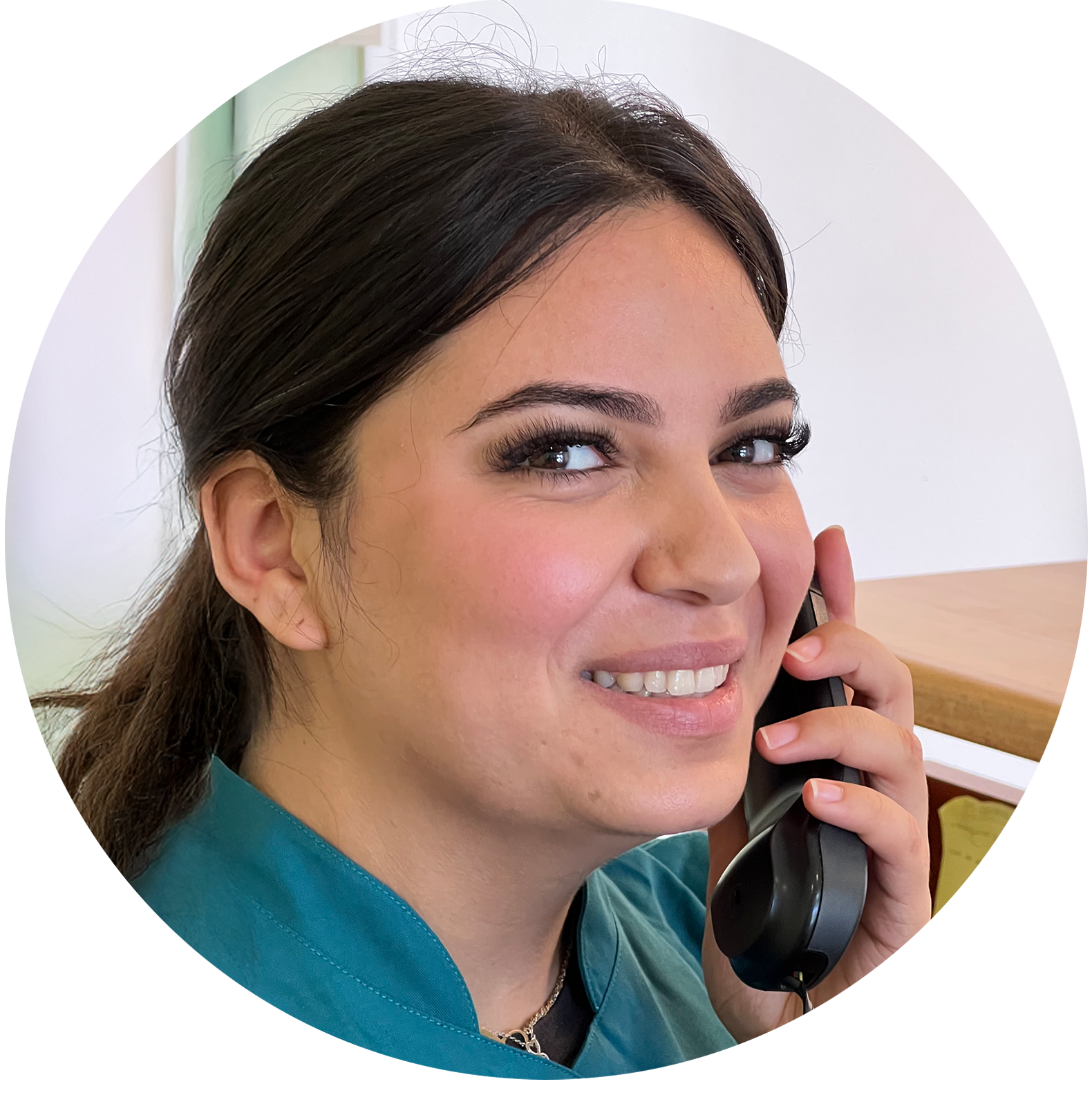 Ghislaine SABKI, assistante dentaire au téléphone au cabinet Les Aubes à Montpellier